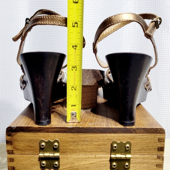 NOMI Y2K Wood & Metallic Wedge Slingback Sandal Gold/Silver/Bronze (8.5M) - Picture 8 of 8